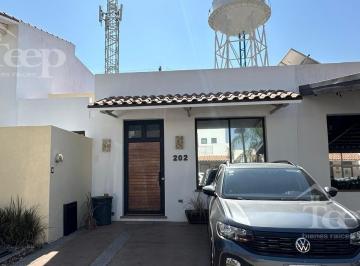 Casa · 100m² · 2 Recámaras · 2 Estacionamientos · Casa en Renta