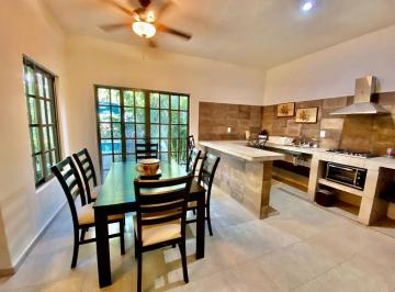 Casa · 96m² · 2 Recámaras · 2 Estacionamientos · Amplia Casa en Renta en Cancun con Piscina C3169