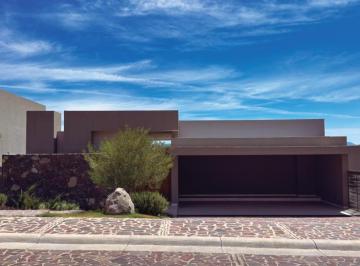 Casa · 560m² · 4 Recámaras · 6 Estacionamientos · Casa en Venta en El Bosque Country Club León Gto Zona Norte