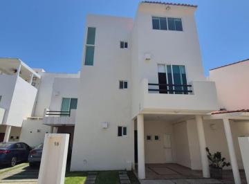 Casa · 199m² · 4 Recámaras · 2 Estacionamientos · Casa en El Fraccionamiento Villa Velato