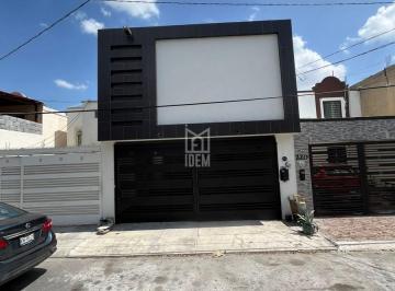 Casa · 170m² · 4 Recámaras · 2 Estacionamientos · 1903 - Casa en Venta Nueva Las Puentes 4to Sector