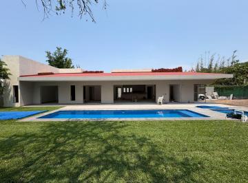 Casa · 500m² · 4 Recámaras · 6 Estacionamientos · Casa en Fraccionamiento Real de Tezoyuca