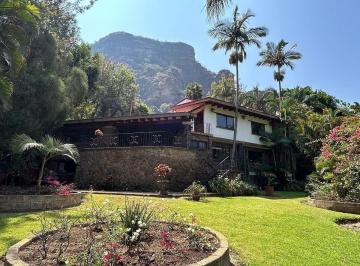 Rancho · 37304m² · 5 Recámaras · 10 Estacionamientos · Casa en Tepoztlán