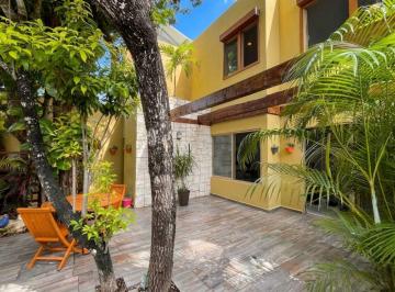 Casa de 3 habitaciones, Solidaridad · Casa con Paneles Solares, Terraza con Árboles, Casa Club, en Venta
