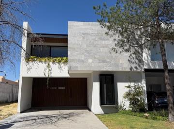 Casa · 375m² · 4 Recámaras · 4 Estacionamientos · Casa en Venta La Campiña Clúster 2 León Guanajuato