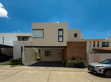 Casa en condominio · 350m² · 3 Recámaras · 2 Estacionamientos · Casa en Renta Amueblada en Tres Arroyos