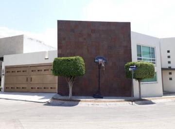 Casa · 380m² · 3 Recámaras · 2 Estacionamientos · Casa en Renta en Cañada del Refugio