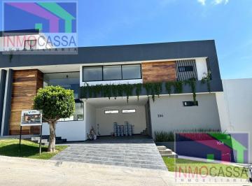 Casa · 305m² · 3 Recámaras · 4 Estacionamientos · Casa - Fraccionamiento Barranca del Refugio