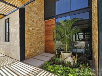 Casa · 301m² · 4 Recámaras · 2 Estacionamientos · Casa en Venta con Recámara en Planta Baja en Residencial Aqua - Zona Huayacán - Cancún