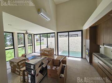 Casa · 181m² · 3 Recámaras · 2 Estacionamientos · Casa en Venta y Renta con Alberca Junto Área Verde en Arbolada, Cancún