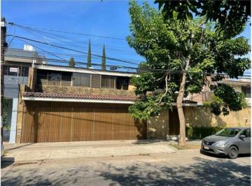 Casa uso de suelo de 5 habitaciones, Guadalajara · Uso de Suelo Comercial y Habitacional, Amplios Espacios, Jardín, Estacionamientos