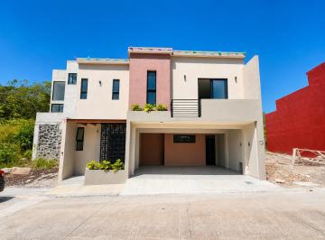 Casa · 220m² · 3 Recámaras · Casa - Fraccionamiento La Cúspide