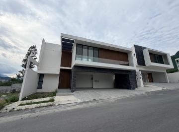 Casa · 490m² · 4 Recámaras · 4 Estacionamientos · Casa en Fraccionamiento Pedregal de La Montaña