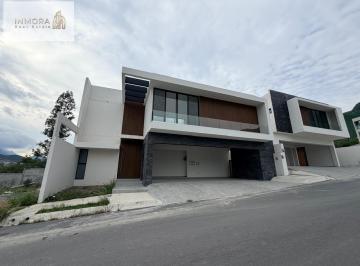 Casa · 490m² · 4 Recámaras · 4 Estacionamientos · El Uro