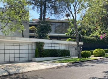 Casa · 860m² · 4 Recámaras · 6 Estacionamientos · Casa en Venta en Las Lomas