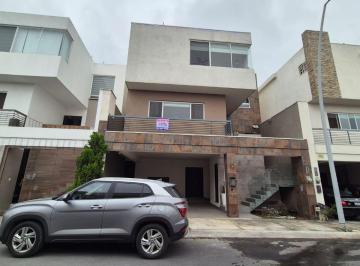 Casa de 3 habitaciones, Monterrey · Casa en Renta Puerta de Hierro Linces, en Excelentes Condiciones $36,000 de 3 Recamaras con Baño.