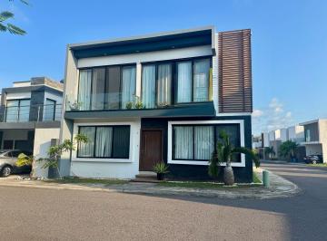 Casa · 265m² · 3 Recámaras · Casa en Fraccionamiento Lomas de La Rioja en Venta o Renta con Alberca