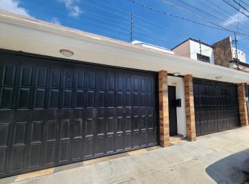 Casa de 5 habitaciones, Querétaro · Casa en Venta Colinas del Cimatario Querétaro con un Departamento Independiente