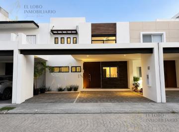 Casa · 256m² · 3 Recámaras · 2 Estacionamientos · Casa Equipada en Venta Av Huayacán Cancún Estudio en Planta Baja