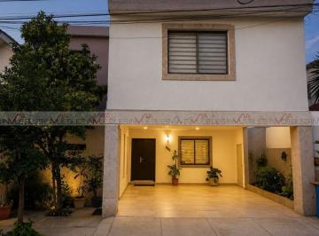 Casa · 360m² · 4 Recámaras · 2 Estacionamientos · Casa en Venta en Monterrey