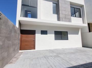 Casa · 298m² · 4 Recámaras · 2 Estacionamientos · Casa en Venta - (4)