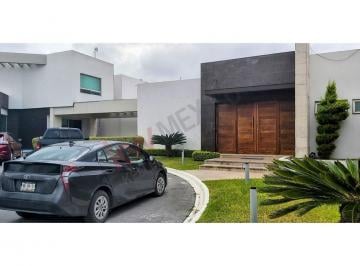 N/A · Tu Refugio de Lujo Te Espera: Espaciosa Residencia con Alberca, Sala de Juegos y Más en Una Ubicació