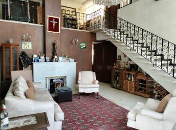 Casa · 384m² · 4 Recámaras · 4 Estacionamientos · Gran Oportunidad Para Invertir en Una Estupenda Propiedad