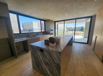 Casa en condominio de 4 habitaciones, Querétaro · Casa en Venta en Lomas del Campanario Norte con Recámara en Planta Baja, Querétaro