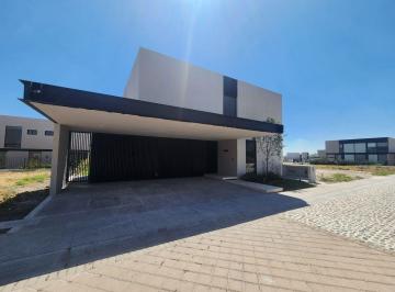 Casa en condominio de 4 habitaciones, Querétaro · Casa en Venta en Lomas del Campanario Norte con Recámara en Planta Baja, Querétaro