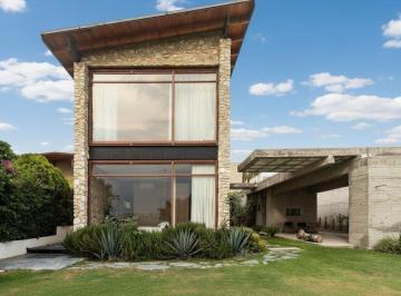 68456ce814473af5785ec5122bbd680567239b8f6ac354c9fad6b592d4b21567 · Casa de Autor Frente Al Club de Golf | Piedra, Madera y Arquitectura Única | Jur