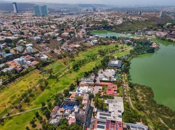 de79e372fae94421dd4115f1b77c1fe1b2865d92bd872741c3204af0755275f5 · Casa de Autor Frente Al Club de Golf | Piedra, Madera y Arquitectura Única | Jur