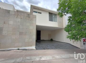 Casa · 245m² · 3 Recámaras · 2 Estacionamientos · Casa en Renta Amueblada en Residencial Santo Domingo Al Norte
