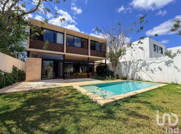 Casa · 400m² · 3 Recámaras · 2 Estacionamientos · Casa en Venta de 3 Habitaciones Estilo Único Temozon Norte Terral