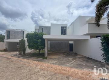 Casa · 250m² · 3 Recámaras · 2 Estacionamientos · Casa en Venta con Grandes Espacios, en Privada Tulipanes de Cholul, 3 Habitaciones