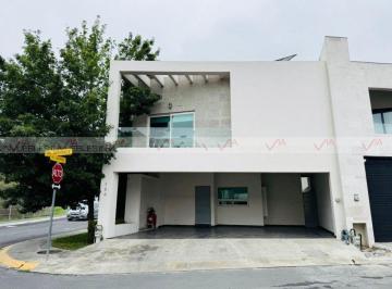 Casa · 425m² · 4 Recámaras · 3 Estacionamientos · Casa en Renta en Carolco Monterrey