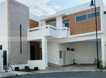 Casa · 380m² · 4 Recámaras · 2 Estacionamientos · Casa en Venta en Monterrey