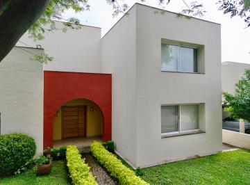Casa · 860m² · 4 Recámaras · 4 Estacionamientos - Victor Duran · Hermosa Residencia en Bugambilias 1ra Sección