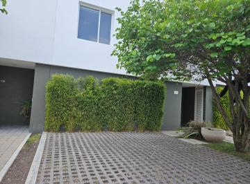 Casa de a fuera · Casa en Excelente Ubicación y Estado en Venta