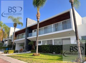Casa · 833m² · 5 Recámaras · 4 Estacionamientos · Kl/ Hermosa Residencia en Balcones de Juriquilla / 5 Recámaras