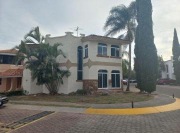 Casa en condominio · 291m² · 4 Recámaras · 2 Estacionamientos · Excelente Casa en Parques de La Castellana (Coto Malaga) Frente a Casa Club con Alberca.