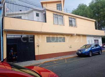 Casa · 338m² · 3 Recámaras · 2 Estacionamientos · Casa en Venta con Locales Comerciales
