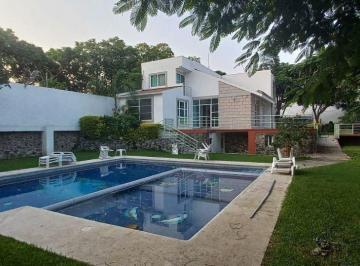 Casa · 312m² · 4 Recámaras · 6 Estacionamientos · Casa en Fraccionamiento Pedregal de Las Fuentes