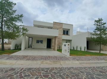 Casa · 352m² · 4 Recámaras · 4 Estacionamientos · Residencia Nueva en La Campiña: 4 Recámaras (Principal en Planta Baja)