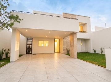 Casa · 352m² · 4 Recámaras · 4 Estacionamientos · Residencia Nueva en La Campiña: 4 Recámaras (Principal en Planta Baja)