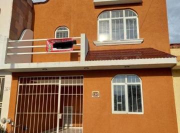 Casa de 3 habitaciones, Morelia · Casa en Venta Amplia 2 Rec en Planta Baja Jardin Amplio 1 Rec Planta Alta Terraza Cerca del Club Era