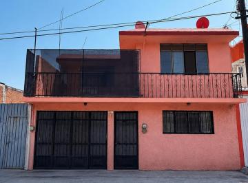 Casa de 4 habitaciones, Morelia · Casa con Departamentos en Venta en Periodismo, Morelia, Michoacán