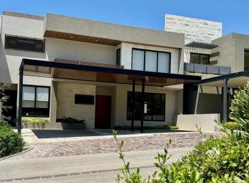 Casa en condominio de 4 habitaciones, Querétaro · Casa con Amplios Espacios y Jardin en Altozano