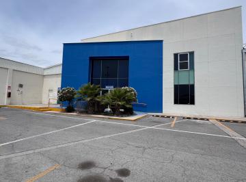 Vista Exterior · Edificio Corporativo con Estacionamiento.