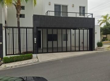 Vista frontal exterior · Casa con Cochera Techada Frente a Parque Colinas de Cumbres