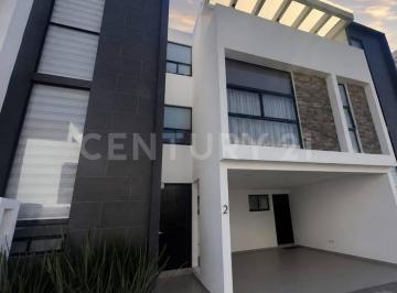 Casa · 271m² · 4 Recámaras · 2 Estacionamientos · Venta de Casa en Puebla en La Carcaña en Fraccionamiento Privado.